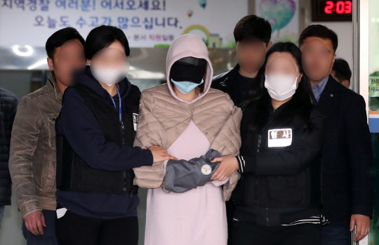 '마약 투약 혐의' 황하나, 구속 여부는? 필로폰 등 마약을 투약한 혐의를 받는 남양유업 창업주의 외손녀 황하나(31) 씨가 6일 오후 구속 전 피의자 심문(영장실질심사)을 위해 경기도 수원시 수원남부경찰서를 나서고 있다.   사진 = 연합
